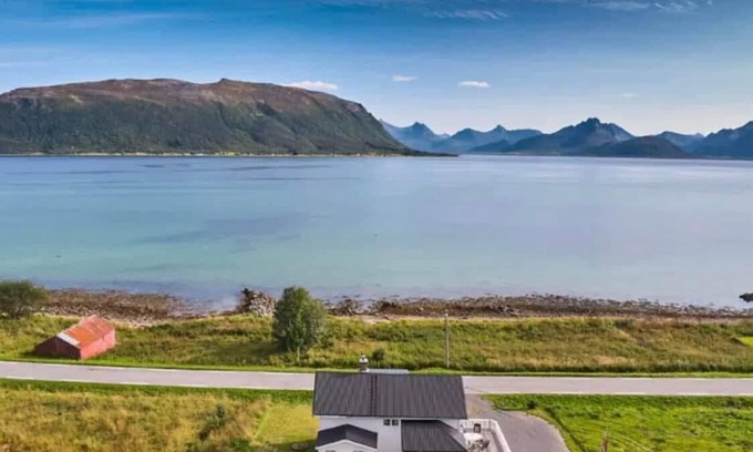 Andoy House | House by the fjord with whirlpool