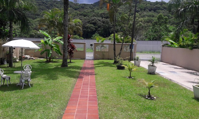 Guaratuba House | House Close to the Beach with Large Pool and leisure area.