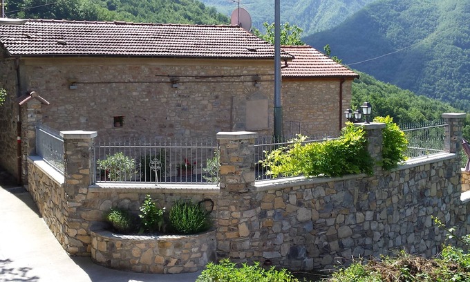 Comano House | House in a Tuscan mountain village with private swimming pool and stunning views