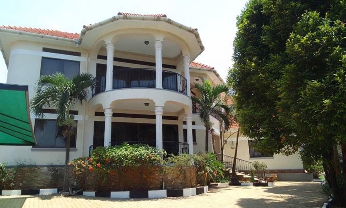 Kampala House | House - Kampala - 6 Bedrooms - Parking - Garden