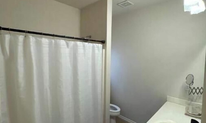 Yukon House | House near the Lake and Turnpike