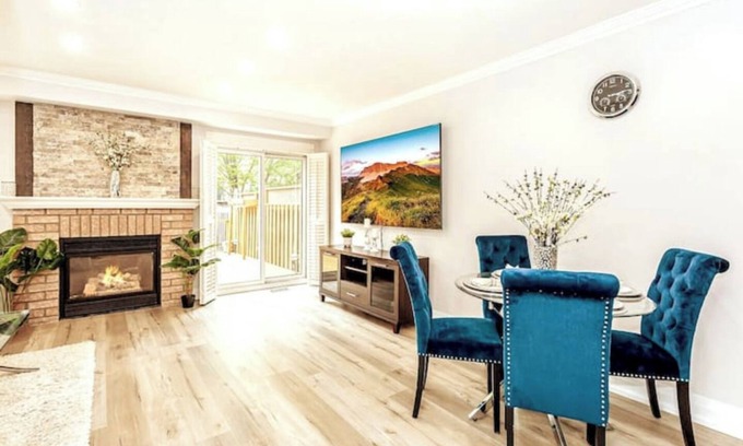 West Oak Trails House | House of 3 Beds -3 Washroom - King Bed- Kids Crib- 85’ TV- Workspace