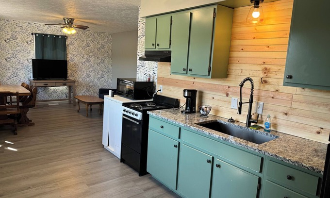 Cadiz Resort | House on Lake Barkley in the Marina