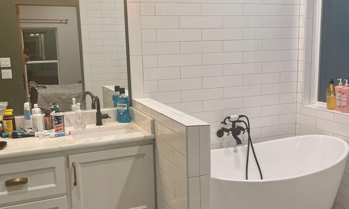 Era House | House on the Hilln3/2 house with scenic views outside Decatur with AC, WiFi.