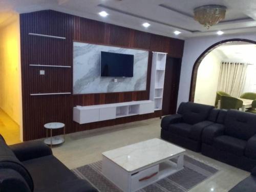 Mushin Apartment | House - Sleeps 6 & Free Parking