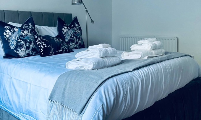 Skelmersdale House | House - Sleeps 6, Hot-tub & Free Parking