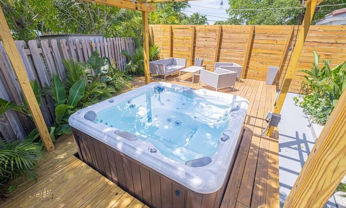 Biscayne Park House | HOUSE WITH A HOT TUB ! ONLY 10 MINS TO THE BEACH