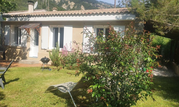 Castellane House | House with calm and natural garden