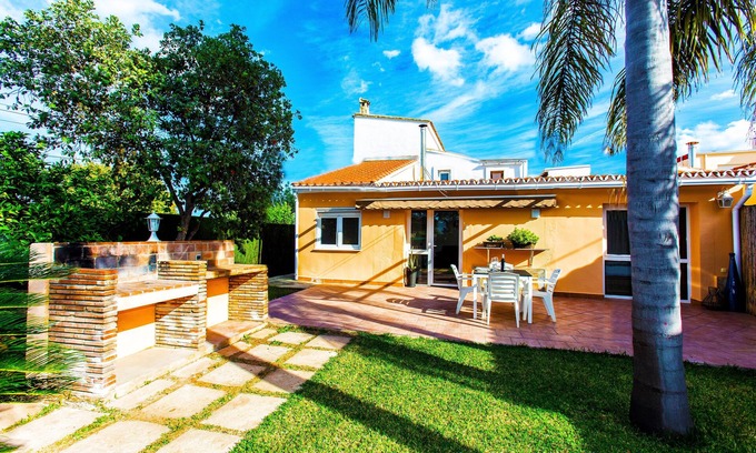 Denia Ski Chalet | House with garden 5 minutes from the beach! (pet friendly)