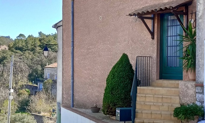 Liausson House | HOUSE WITH LANDSCAPED ROOF TERRACE AND PANORAMIC LAKE VIEW