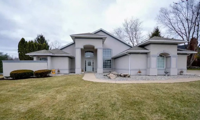 Columbia House | House with stunning lake views