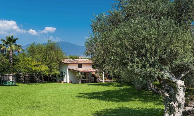Stazzo Apartment | House with terrace and direct access to the sea. Shared pool.