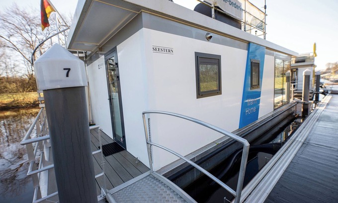 Bad Bederkesa House | Houseboat 7 Starfish. Picturesque by the lake and unconventional.