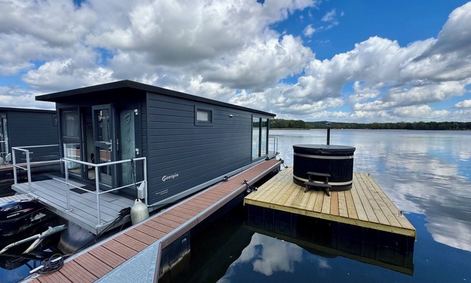 Middelaar Ski Chalet | Houseboat Marina Mookerplas 4-6 persons (with Hottub)