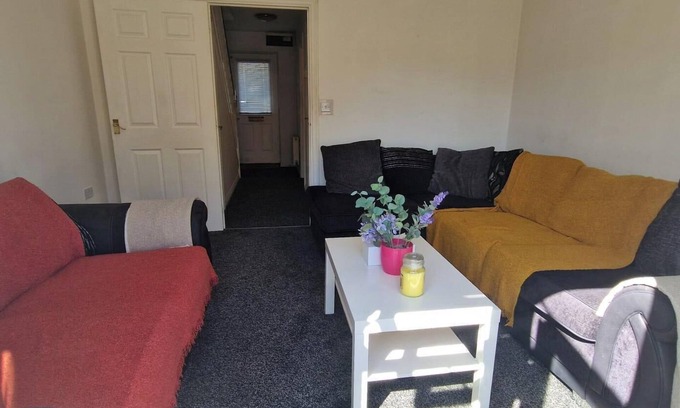 Darlaston House | HouseSleeps5-Garden-Parking-FamilyFriendly