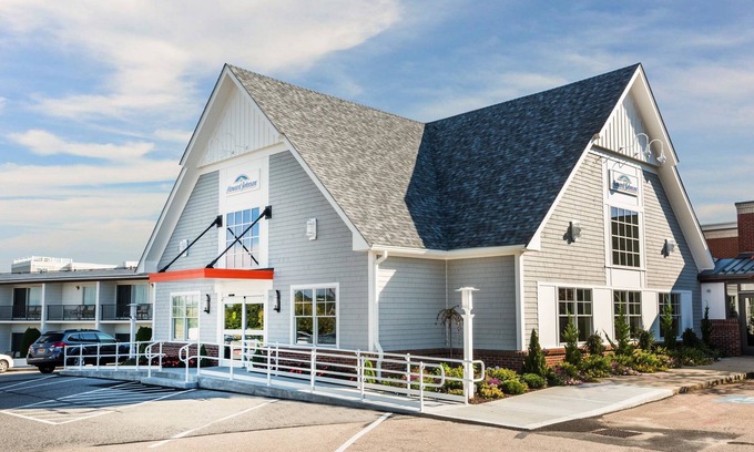 Middletown Hotel | Howard Johnson by Wyndham Middletown Newport Area