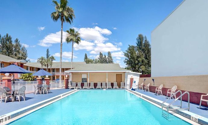 Fort Myers Hotel | Howard Johnson by Wyndham Ft Myers FL