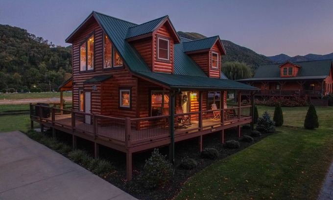 Maggie Valley Cabin | Huckleberry Lodge ~ Elk Viewing ~ New Cabin by Willow Tree Cabins