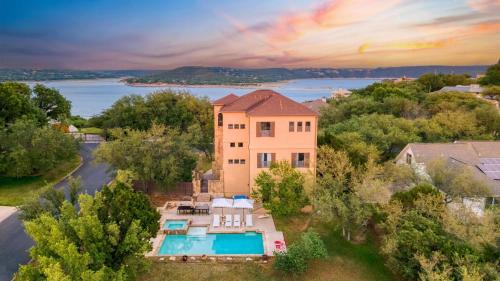 Travis Landing House | Hudson by AvantStay Magnificent Home w Beautiful Views Multiple Living Areas Pool Games