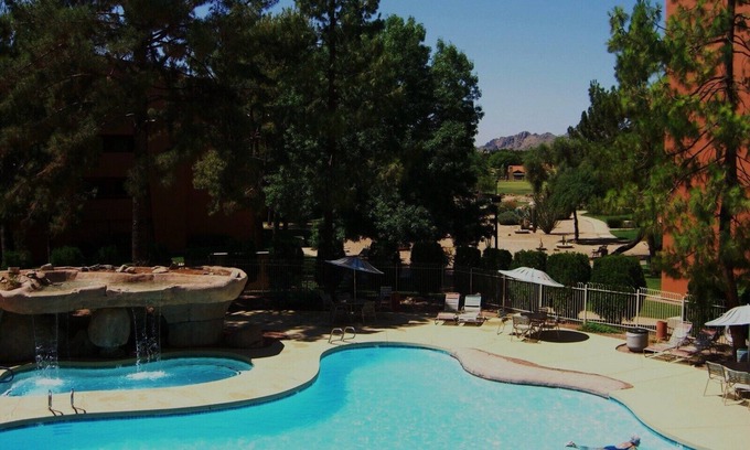 Paradise Valley Village Condo | HUGE 1BR! WiFi, Pools, Fitness! Walk to golf, shops, restaurants