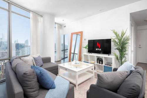 Bay Cloverhill Apartment | Huge 2BD 2BA with Sofa Bed and CN Tower VIew!