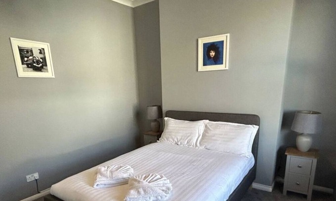 Hove Apartment | Huge 3-storey flat in the heart of Hove, 10 min walk from beach