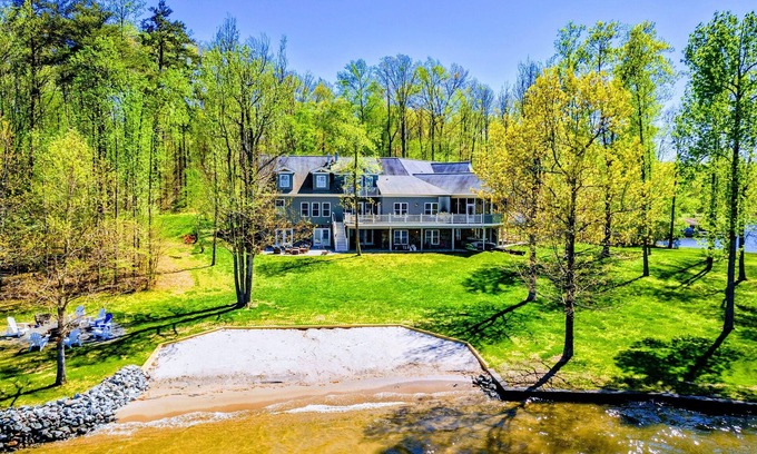 Bumpass House | Huge 8BR Lakefront Lake Anna, Beach, Dock, Hot Tub