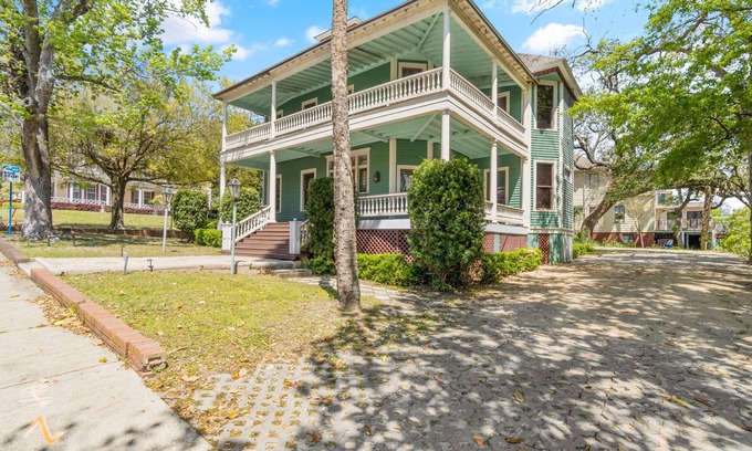 Downtown House | Huge Historical Mansion for Groups Downtown Pensacola 1 Block from Palafox St