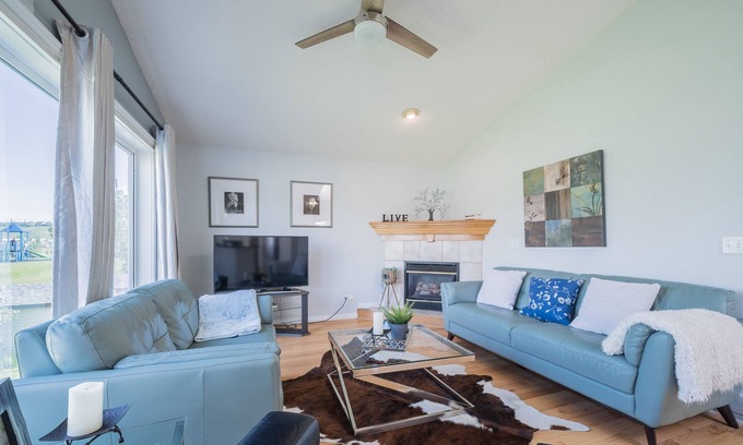 Hidden Valley House | Huge Home for your group! Mins to Airport!