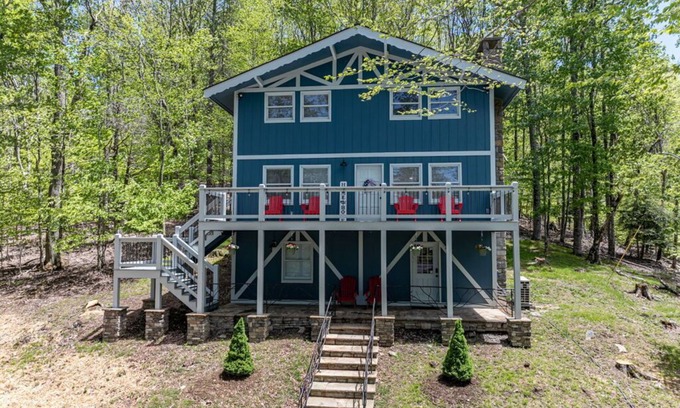 Charter Hills House | Huge House in amazing Beech Mountain with Game Room, Hot Tub, Sauna, & Fire Pit!