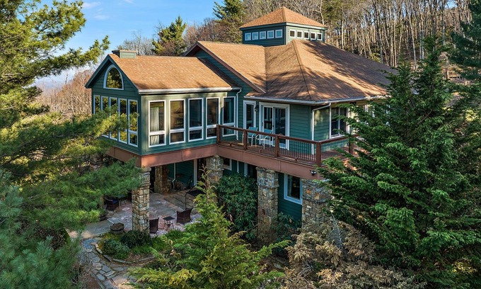Boone Cabin | Huge Lodge off of Blue Ridge Parkway