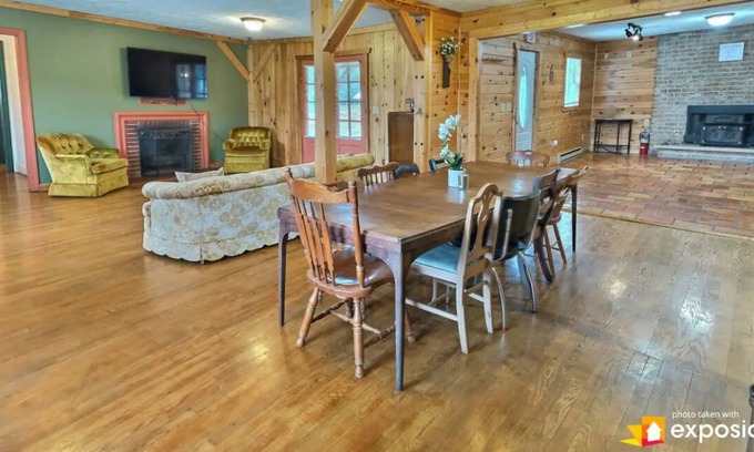 Flintstone Cabin | Huge Log Cabin Style home, 1 Acre, pet friendly, fire pit, perfect for gathering
