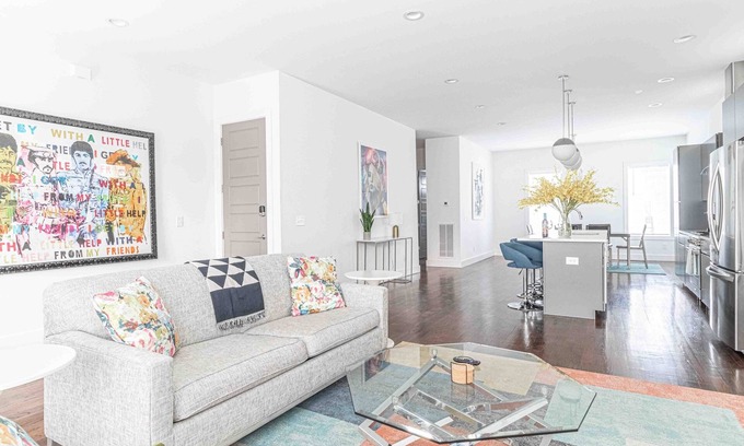Berry Hill House | Huge Luxury Home with 7 Beds, Balcony & Fireplace