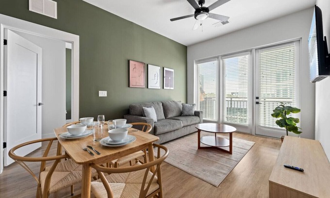 Oakford Park Apartment | Huge Stylish Apartment in Newest Part of Tampa!