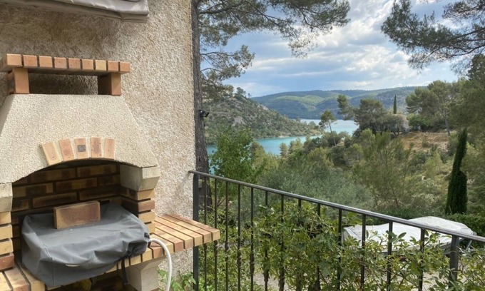 Esparron-de-Verdon Apartment | Hugo's Garriga with its terrace and private access to Lake Esparron de Verdon