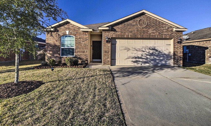 Humble House | Humble Vacation Rental - Walk to Park!