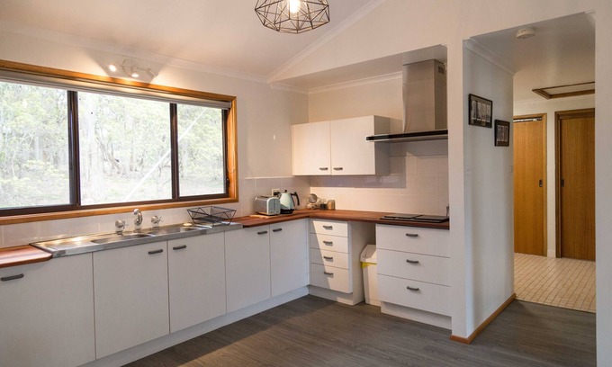 Bingie Cottage | Hurstwood Cottage where beach and bush combine