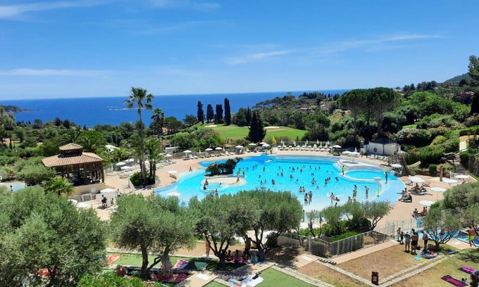 Cap Esterel Apartment | Huuummm c'est là ! Beau T2 Cap Estèrel Village avec Clim !