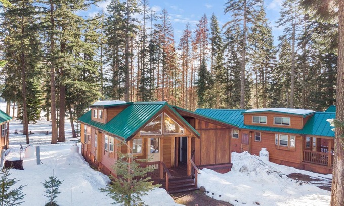 Ashland Apartment | Hyatt Prairie Cabin offers views and a two person Hot Tub! Both bedrooms have a queen size bed.