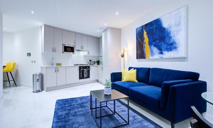 Uxbridge North Apartment | Hybrid Resi - Uxbridge with onsite car parking, near London Heathrow Airport