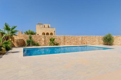 Ggantija Apartment | Hygge Holiday Home with Large Communal Pool and Private Hot Tub