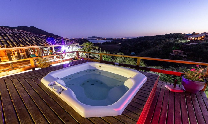 Praia do Rosa House | Ibiraquera Guest House Beautiful villa with pool and jacuzzi