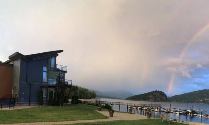 Scotch Creek House | Ideal lake home in a picturesque location π Sleep steps away from beach & water