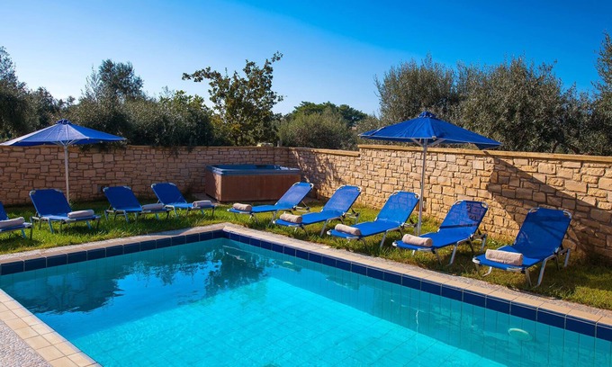 Prines Villa | Ideal villa for large groups! Private pool, Hot Tub! 5 min away from Rethymno!