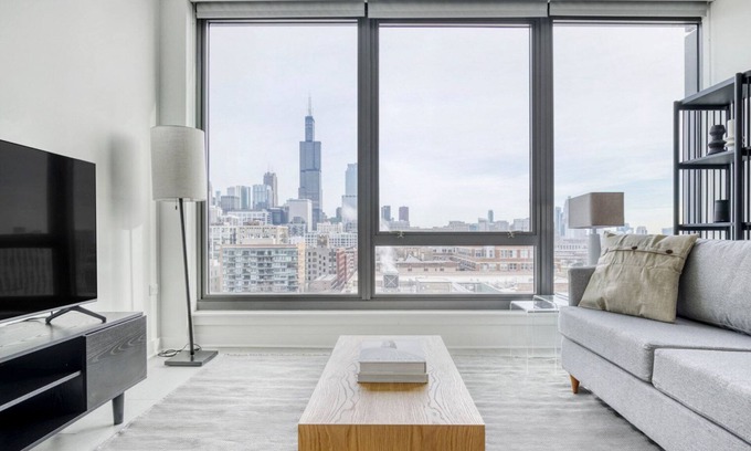 West Loop Apartment | Ideal West Loop 1BR w/Pool, Coworking & Gym, 1 block to L, by Blueground