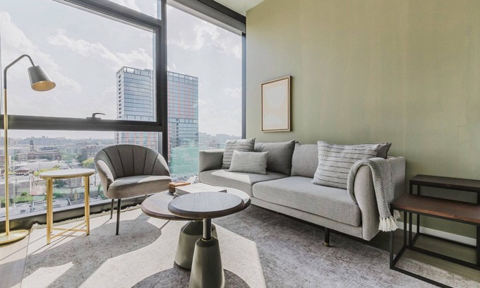 West Loop Apartment | Ideal West Loop 1BR w/Pool, Gym, Spa, W/D & Elevator, by Blueground