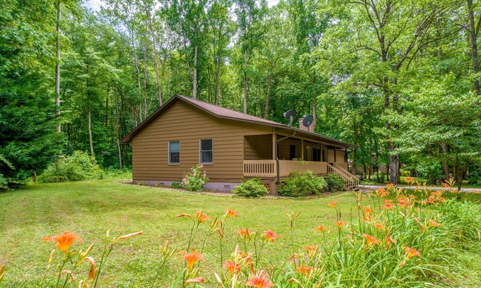 Cullowhee House | Ideal Wooded Gem W/Large Deck, Gas Grill, Free WiFi, Firepit & Creek
