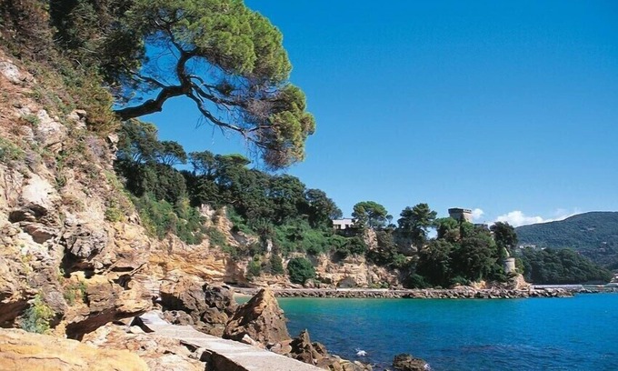 San Terenzo Apartment | Idyllic air-conditioned apartment with private garden, by the sea