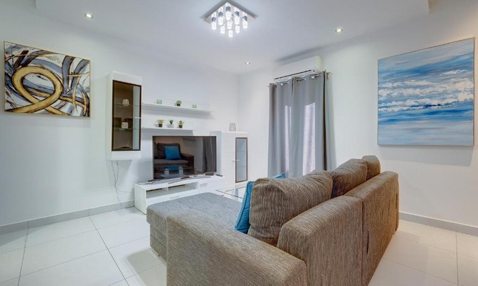Tower Road Apartment | Idyllic Apartment just off the Promenade
