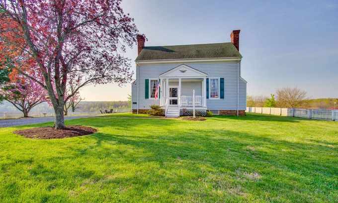 Appomattox House | Idyllic Appomattox Home w/Porch & Rocking Chairs!